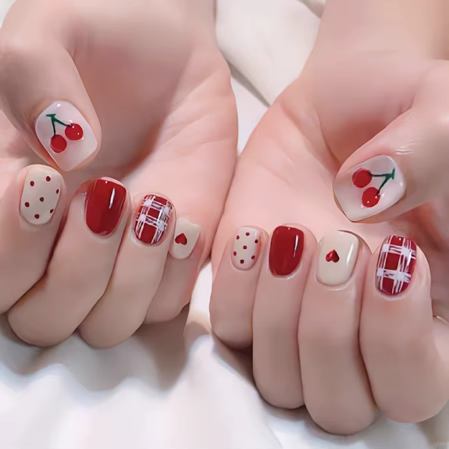 Faux ongles carrés courts pour femmes et filles, couleurs nude et rouge avec pois ou cœurs cerise, s