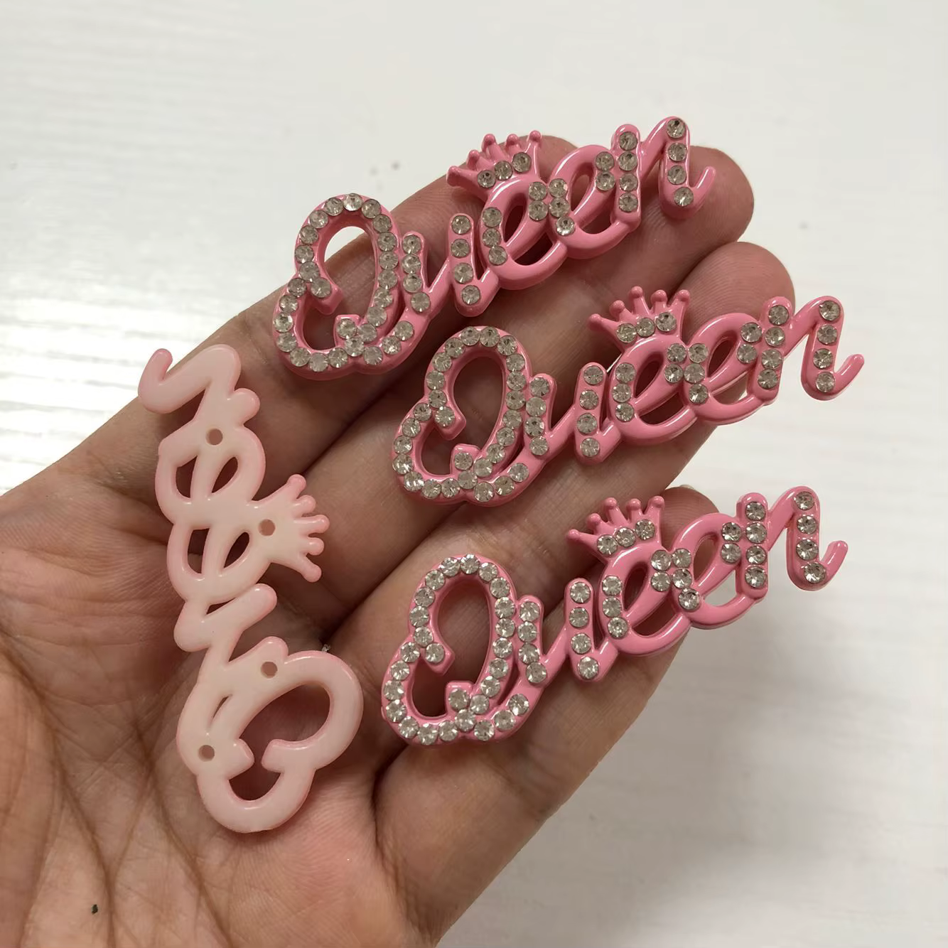 10 pièces Dopamine Bling argenté doré Rose rouge noir évider reine mots conseil breloques en plastiq