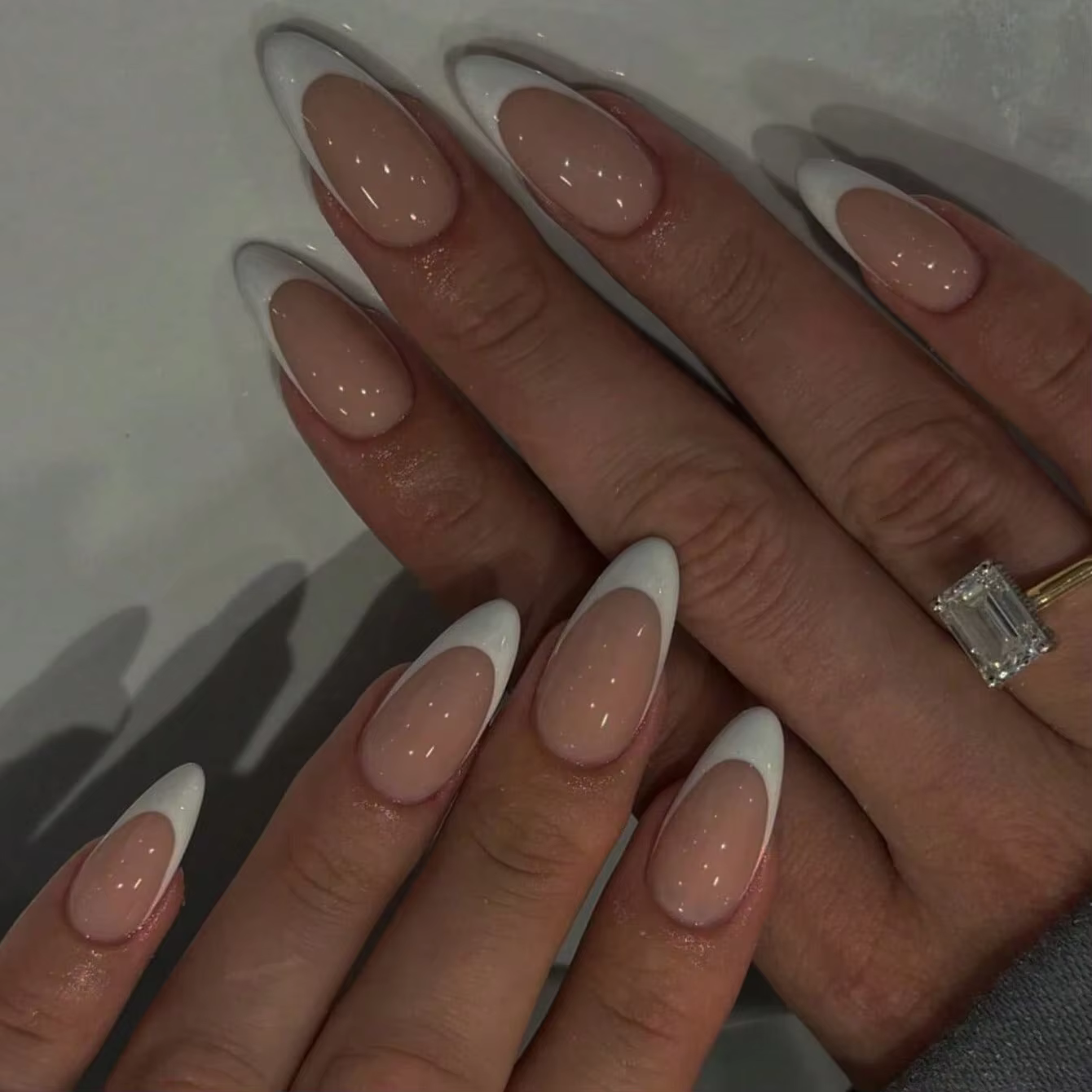 Transformez vos ongles avec 24 faux ongles longs en forme d'amande, blancs et simples, style French,