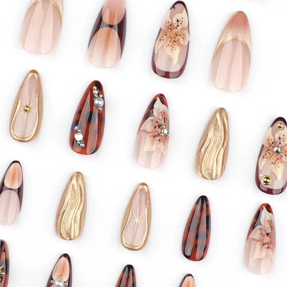 24 faux ongles dorés ondulés marron à motifs floraux avec strass et perles, forme amande, à presser,