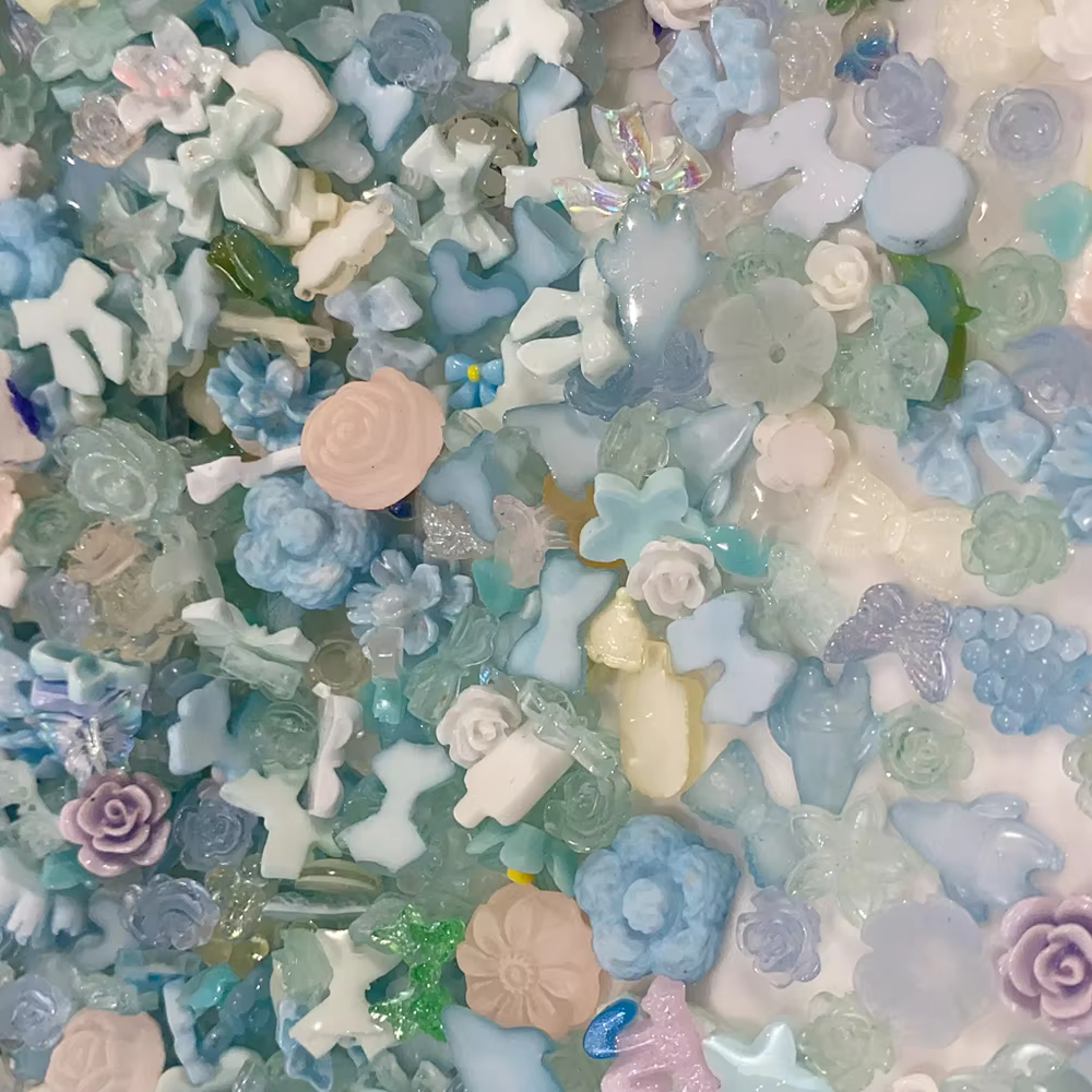 50 g/sac aléatoire bleu mixte arc/fleur Nail Art breloques 500-600 pièces résine camélia/Bowknot ong