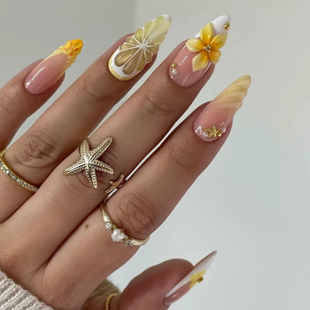 24 faux ongles à presser en forme d'amande, style océan élégant, avec citron frais 3D et motif flora