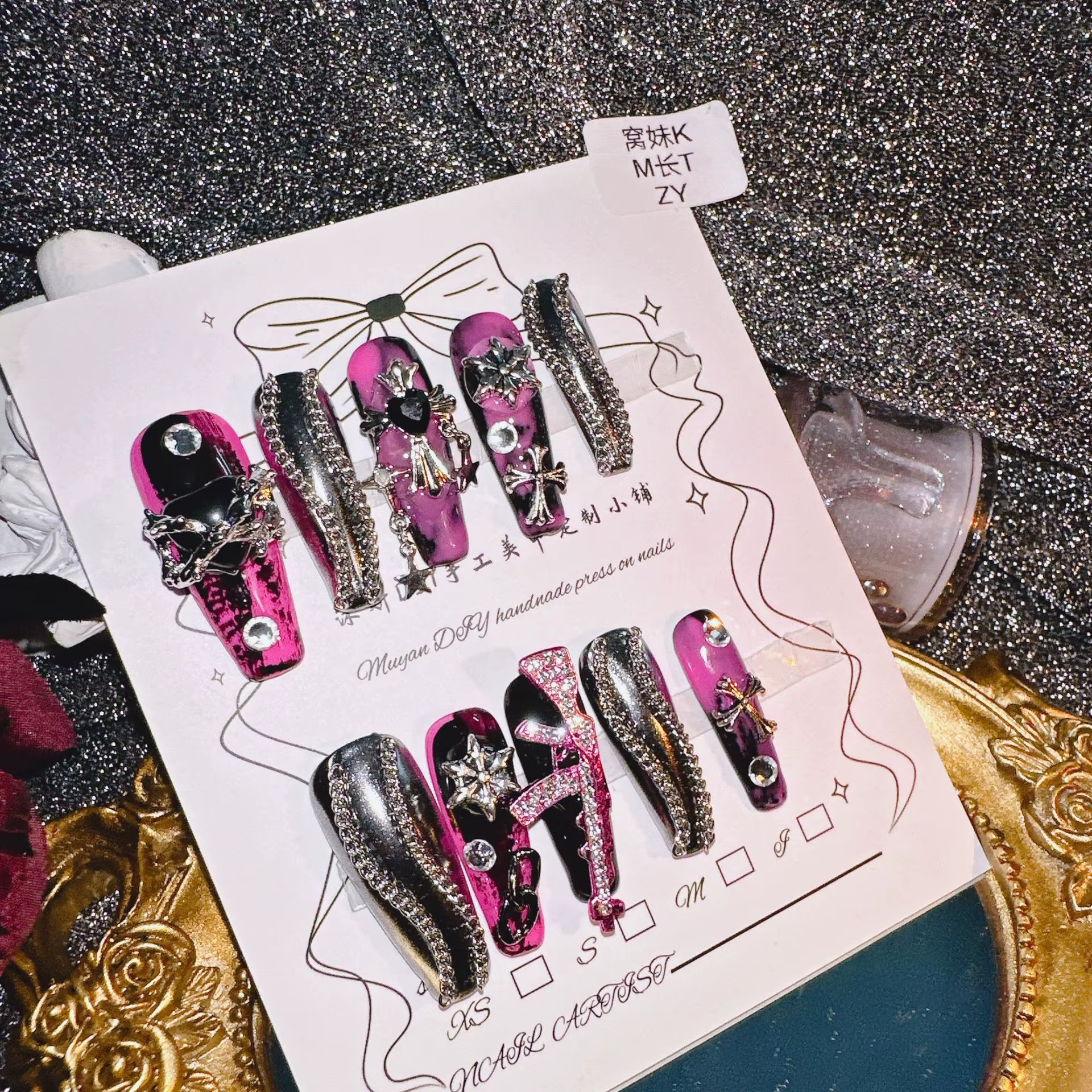 Gothique Punk - Style presse faite à la main - sur les ongles, design rose argent avec décor croix e