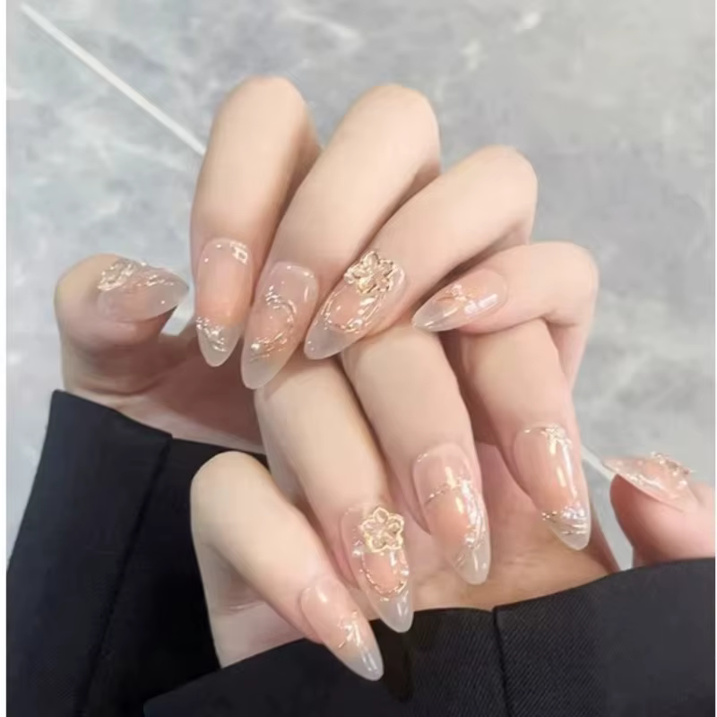 Pièces de Nail Art en forme d'amande faites à la main, incrustées de bandes de fleurs dorées détacha