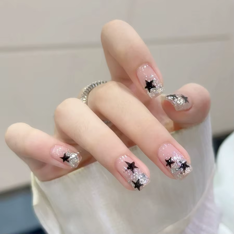Faux ongles courts pour femmes, bleu foncé ou nude, avec motif étoilé, forme carrée, couvrance total
