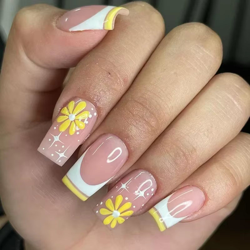 Faux ongles français courts et carrés simples, 24 pièces, à pression sur fleurs colorées, couverture