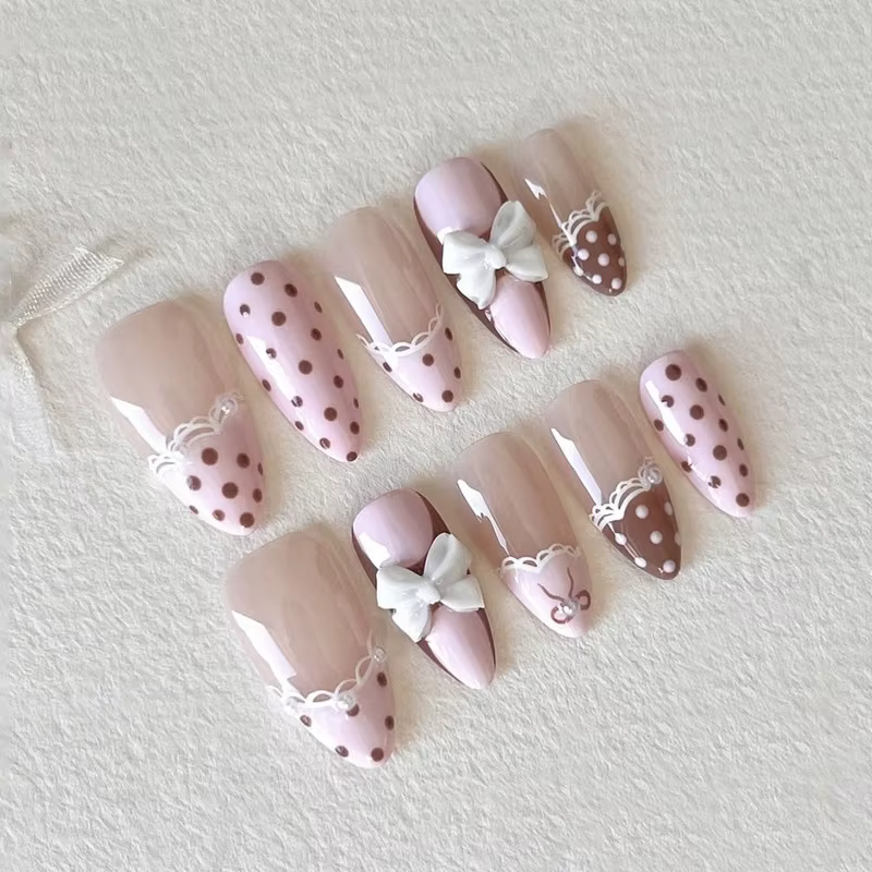 24 faux ongles en gel press-on rose doux, à pois bruns, nœud papillon blanc 3D, pour femmes et fille