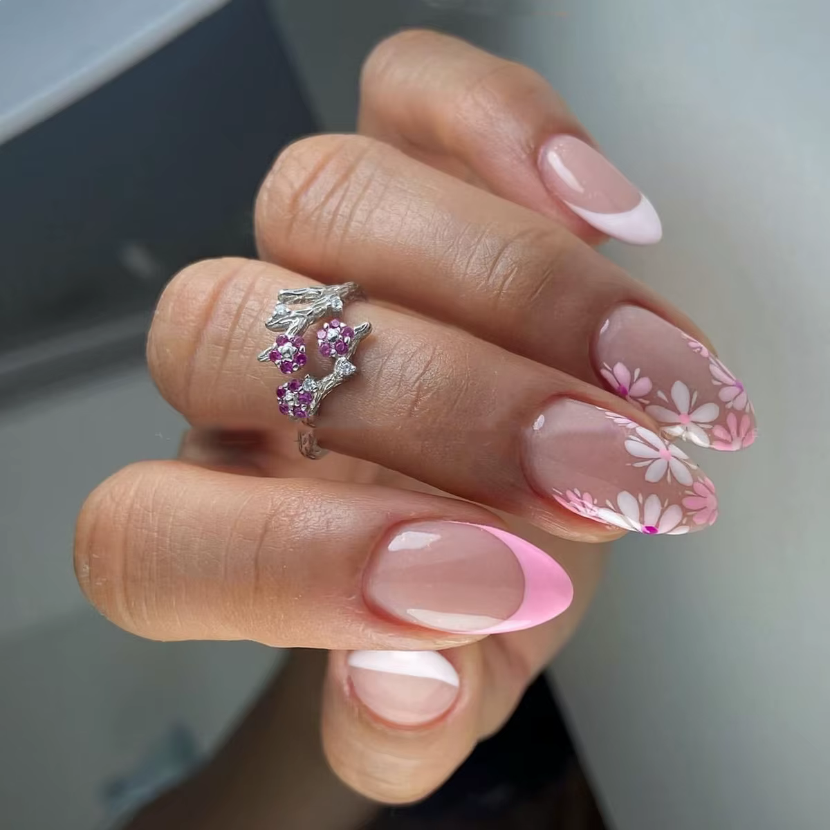 Mignon petites fleurs couleur nue Nail Art Simple ins Style faux ongles détachable fini faux ongles 