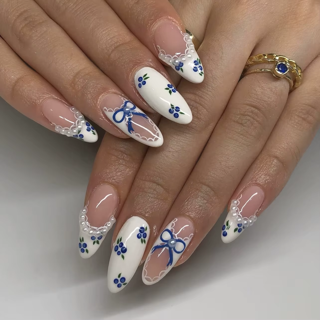Faux ongles moyens pour femmes et filles, formes amandes, motifs fleurs bleues, fruits, nœuds, perle