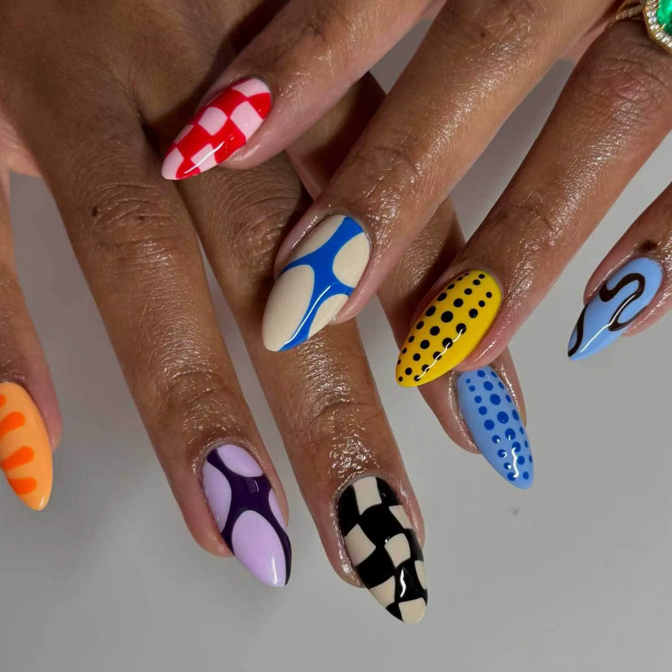 24 faux ongles en amande mi-longs avec motif à carreaux coloré, à presser, effet Dopamine, couvrance