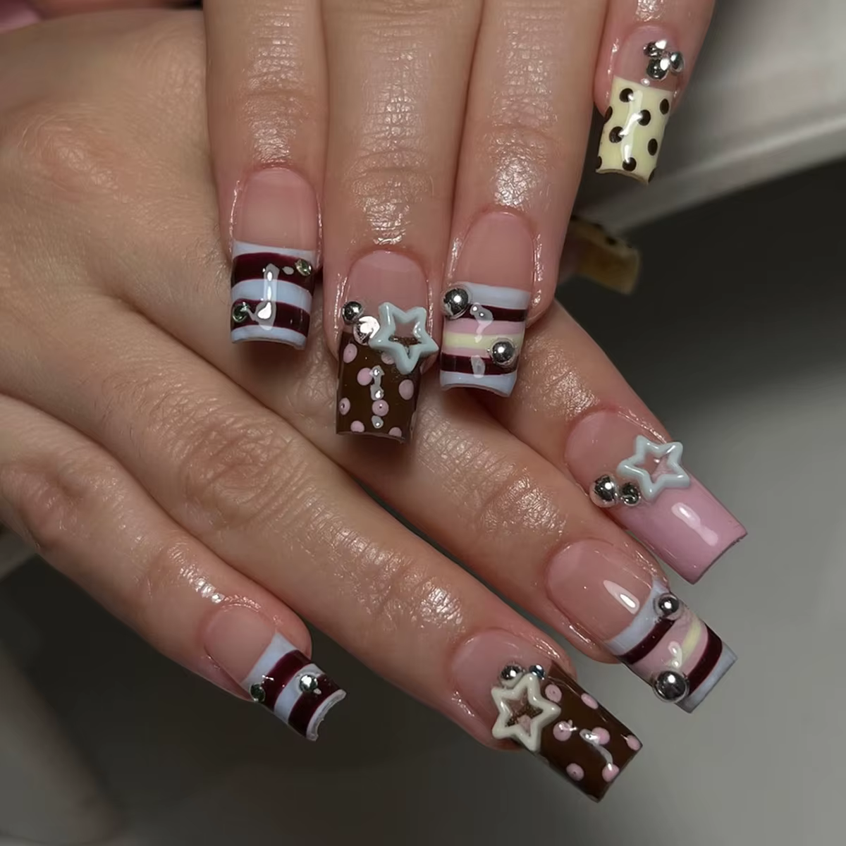 24 pièces Y2K étoiles douces presse sur ongles bleu marron rayures Style français faux ongles vague