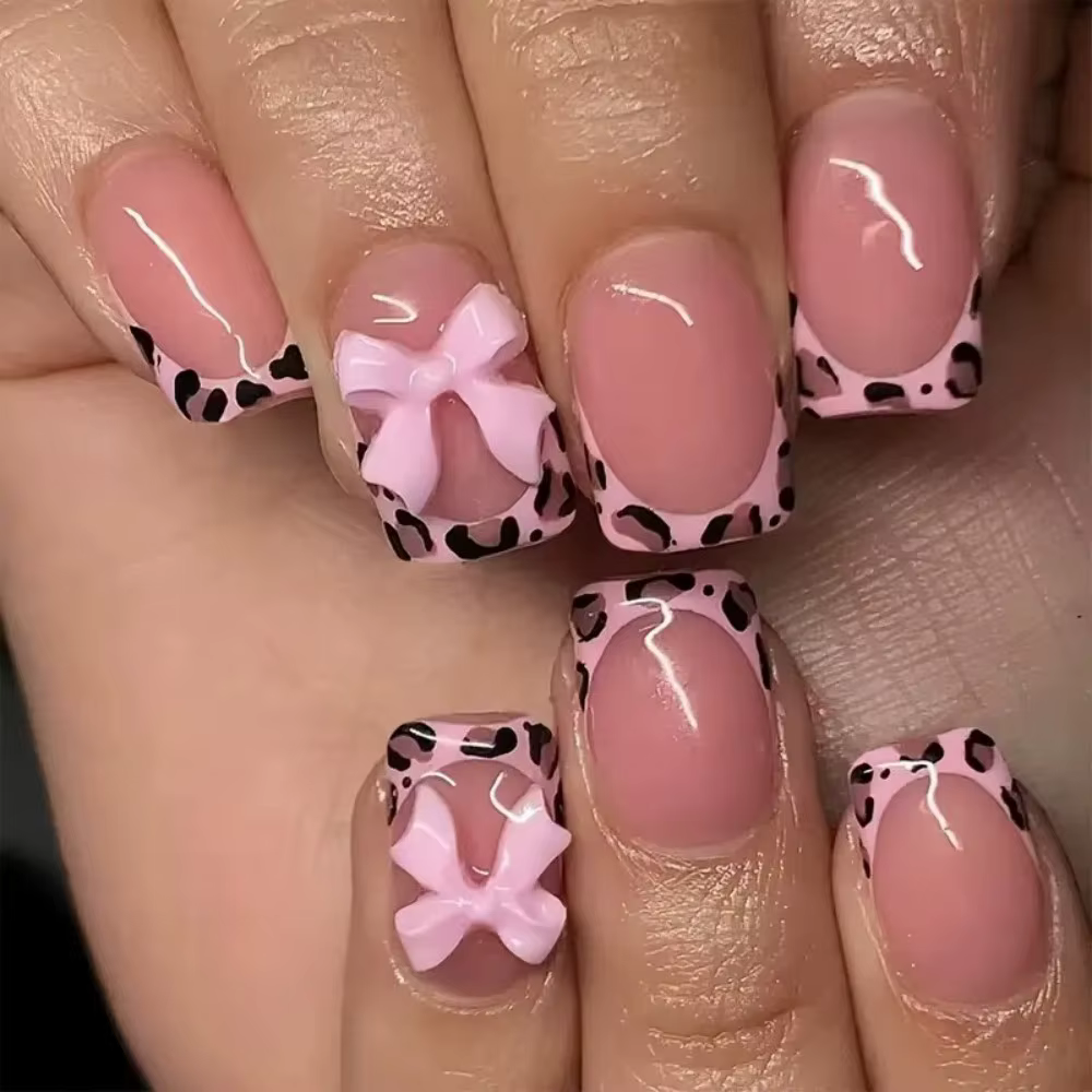 24 faux ongles courts rose nude, motif léopard, style français, avec nœuds 3D, papillons et cerises,