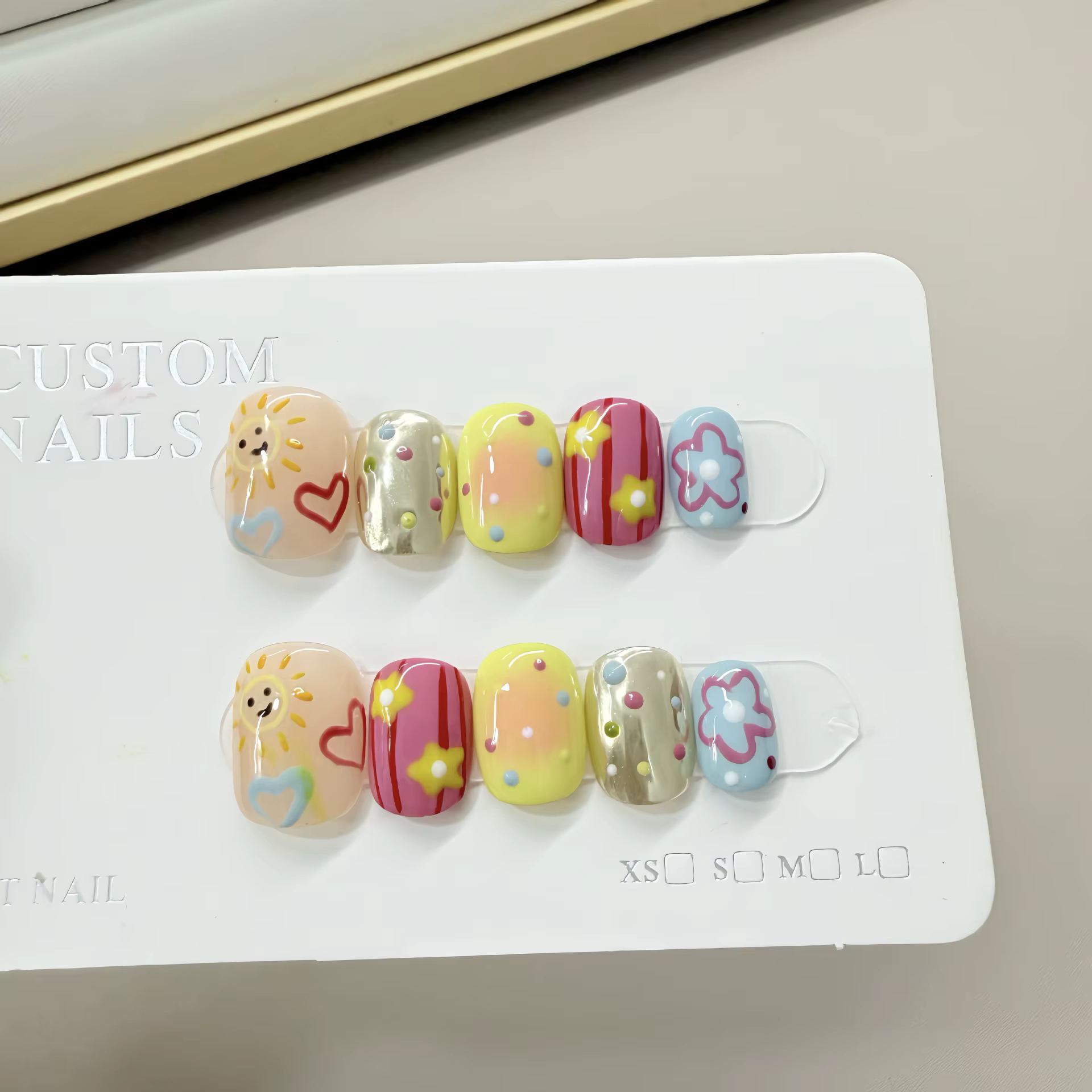 10 faux ongles courts ovales faits main motif tournesol, pois colorés et étoiles, à presser, pour fe