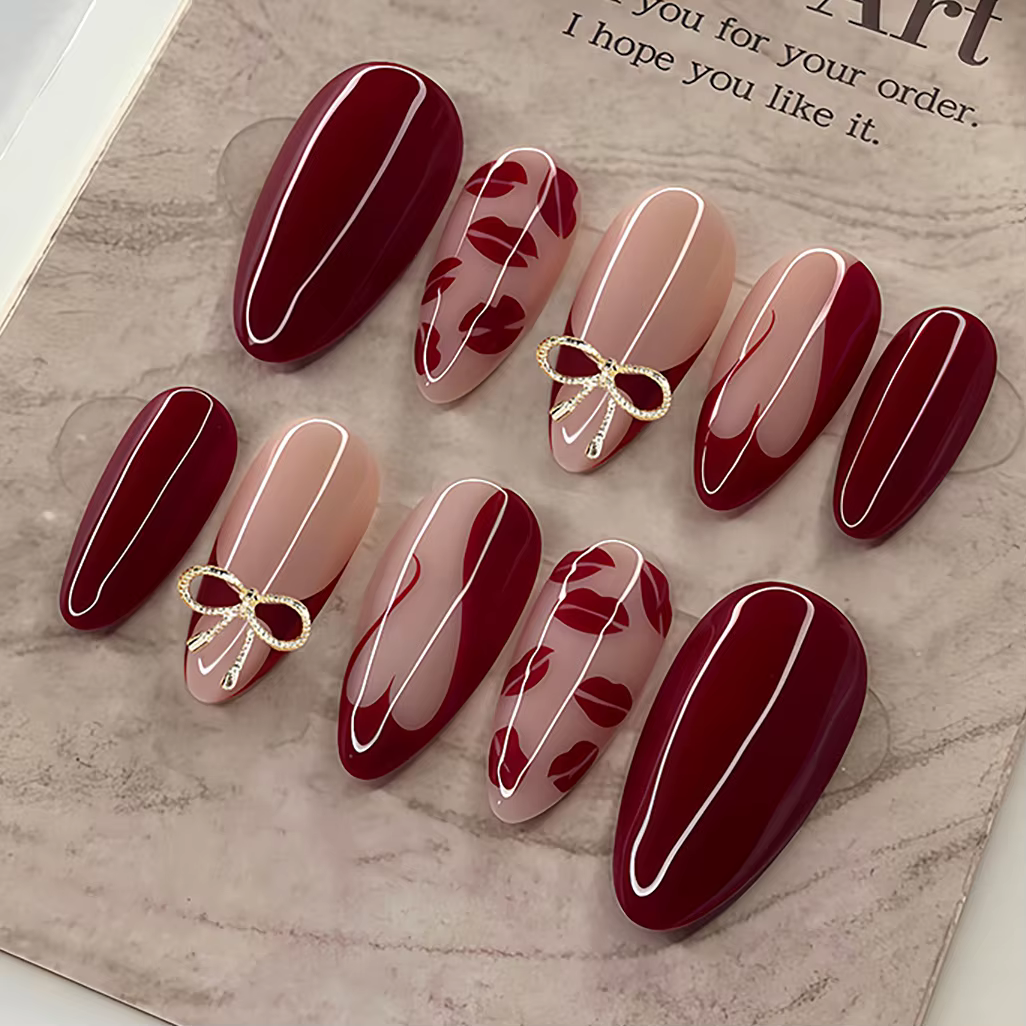 24 ongles artificiels faits à la main en tons rouge foncé et nude, décorés de motifs de baisers et d