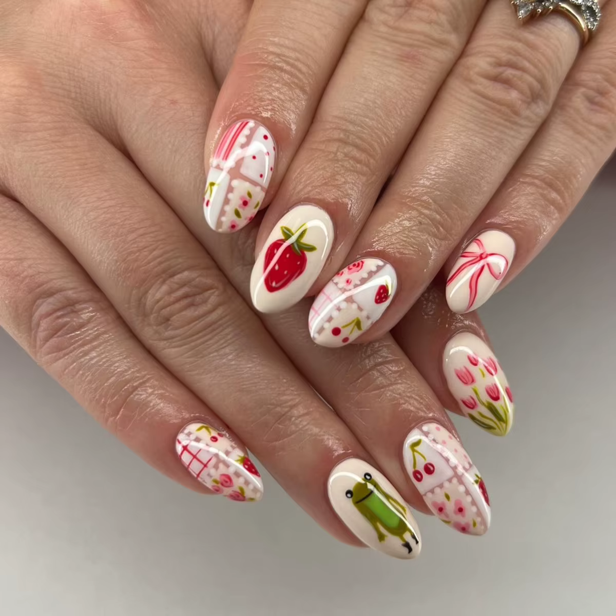 24 faux ongles courts en amande à motifs floraux doux, pois colorés, étoiles et rayures, style franç