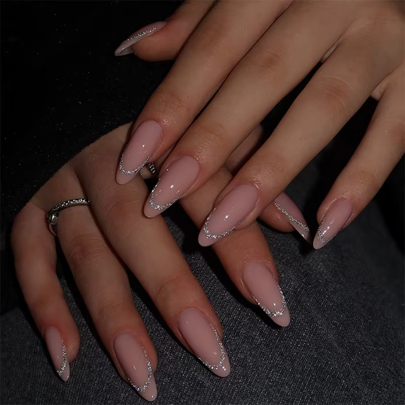 Faux ongles courts en forme d'amande, couleur chair, pointes françaises blanches, patchs portables p