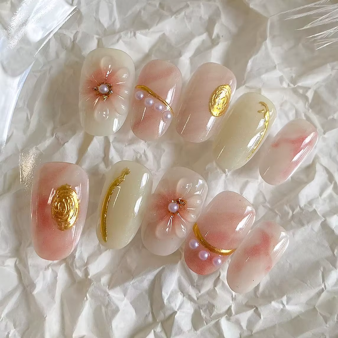 10 pièces de faux ongles courts carrés-ronds personnalisés, motif floral à cinq pétales gaufré avec 