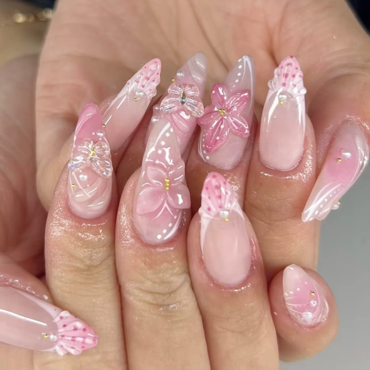 24 faux ongles roses en amande à presser, couvrance totale, motif floral sculpté, ondulations 3D, st