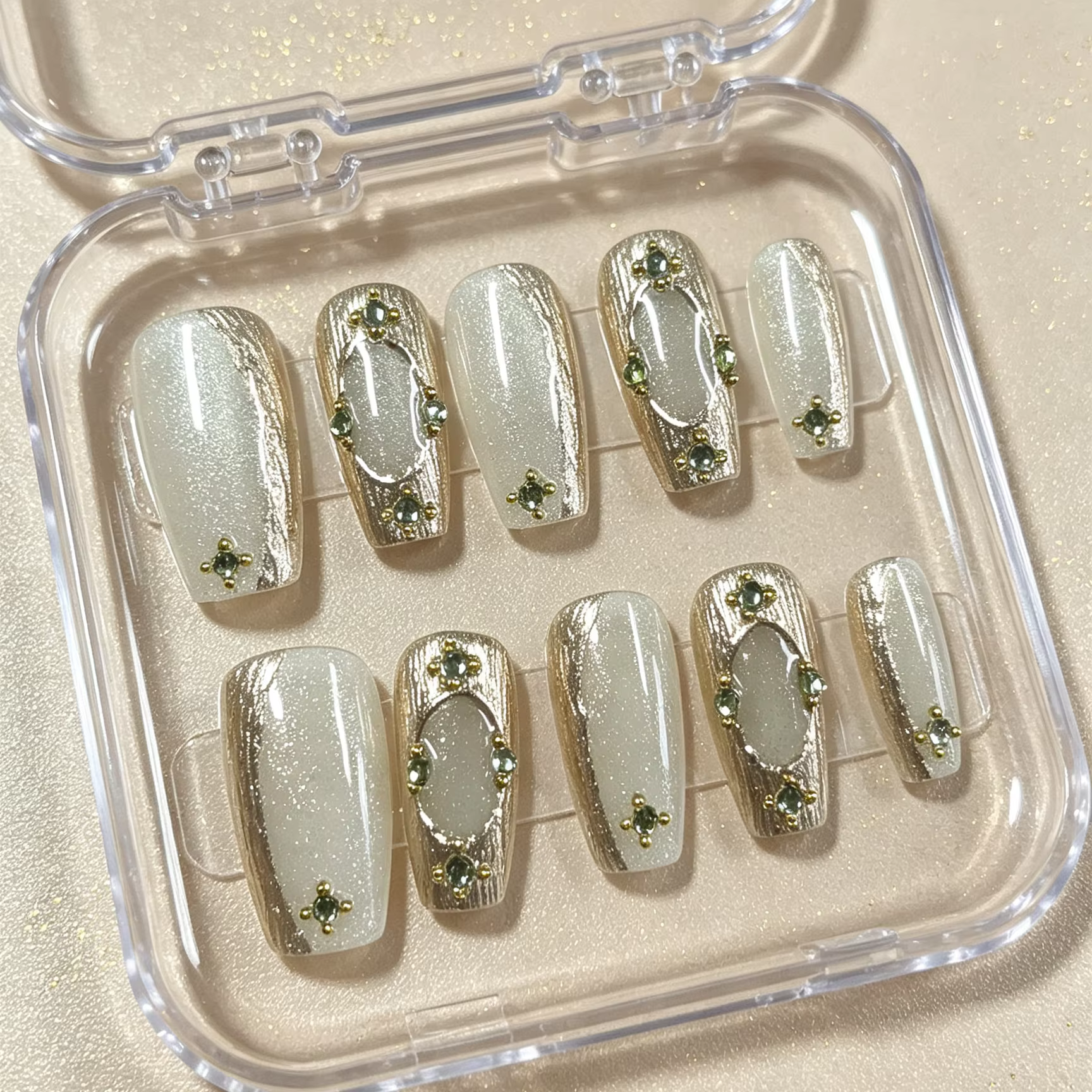 10 ongles faits à la main en forme de cercueil, magnifiques faux ongles, bordures dorées vert clair,