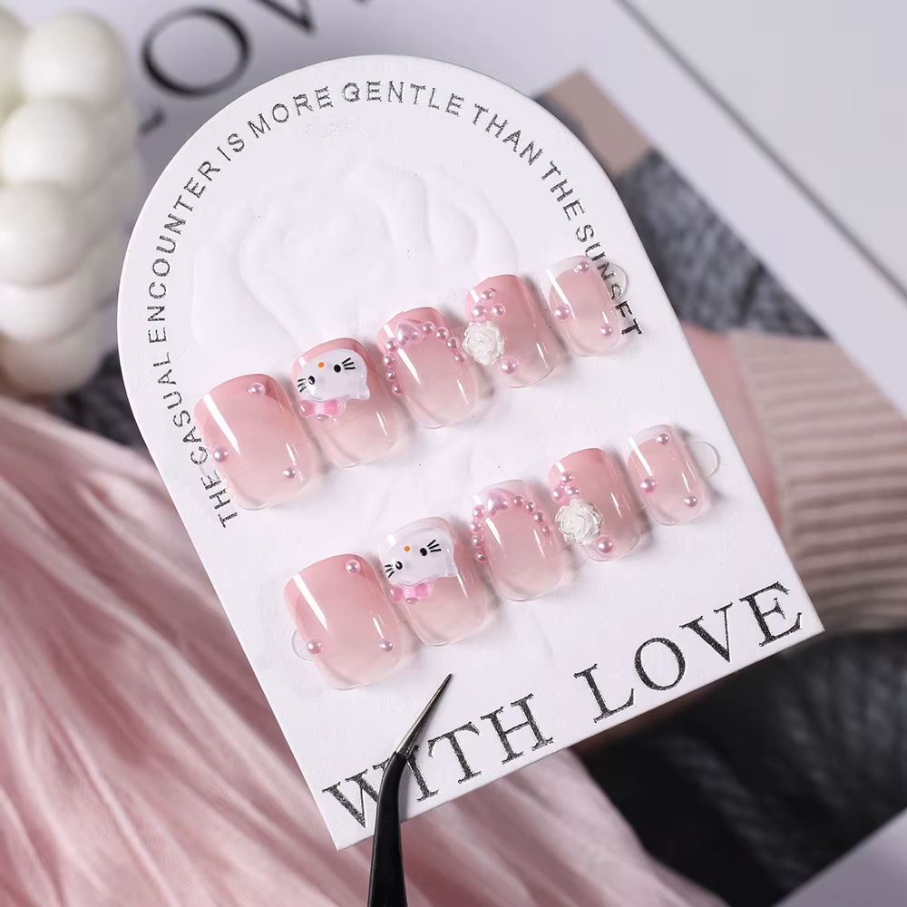 24 faux ongles courts carrés français avec motif Hello Kitty, faux ongles à couverture complète pour