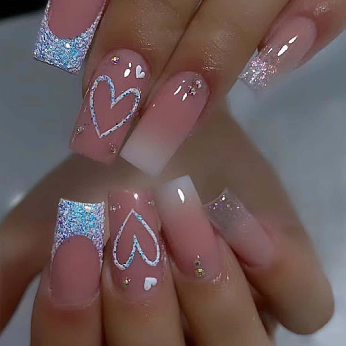 24 morceaux d'ongles longs et nus doux (forme carrée), associés à 1 morceau de colle gelée et 1 lime