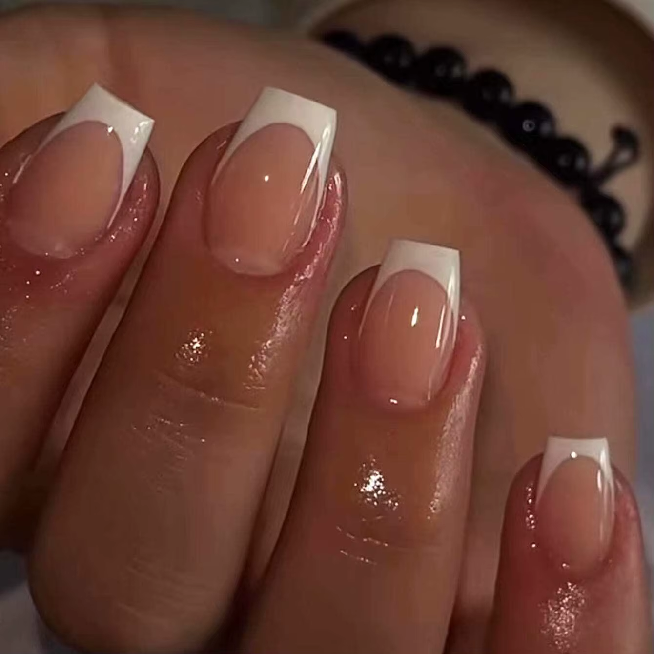 24 pièces d'ongles minimalistes français courts avec 1 gelée et 1 lime à ongles