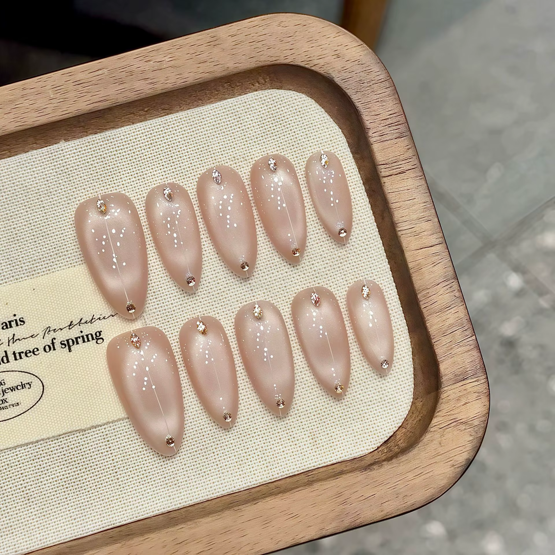 Presse faite à la main sur les ongles Ins Simple nu rose oeil de chat faux ongles couverture complèt