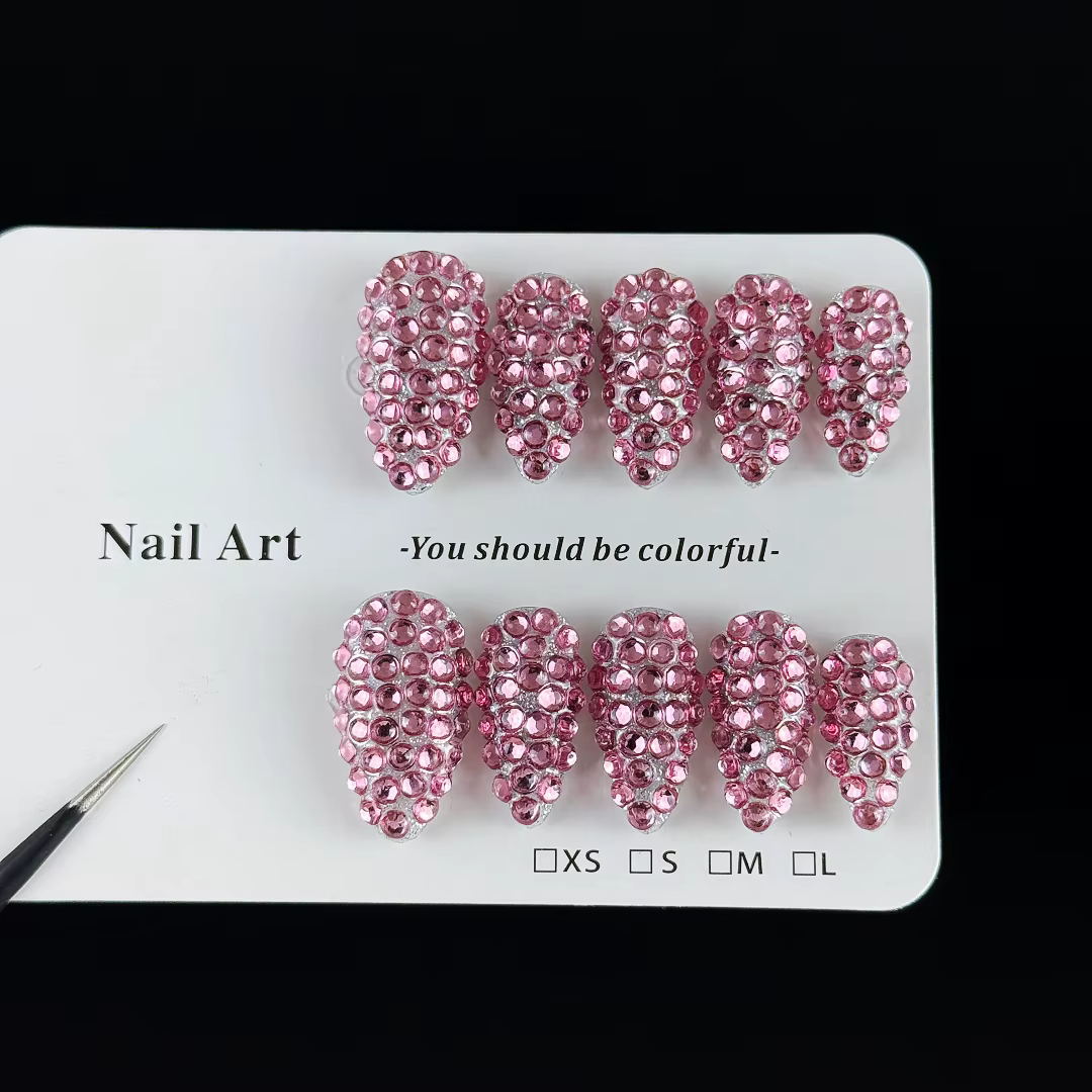 10 pièces de faux ongles haut de gamme, style doux et cool, petits diamants roses peints à la main,