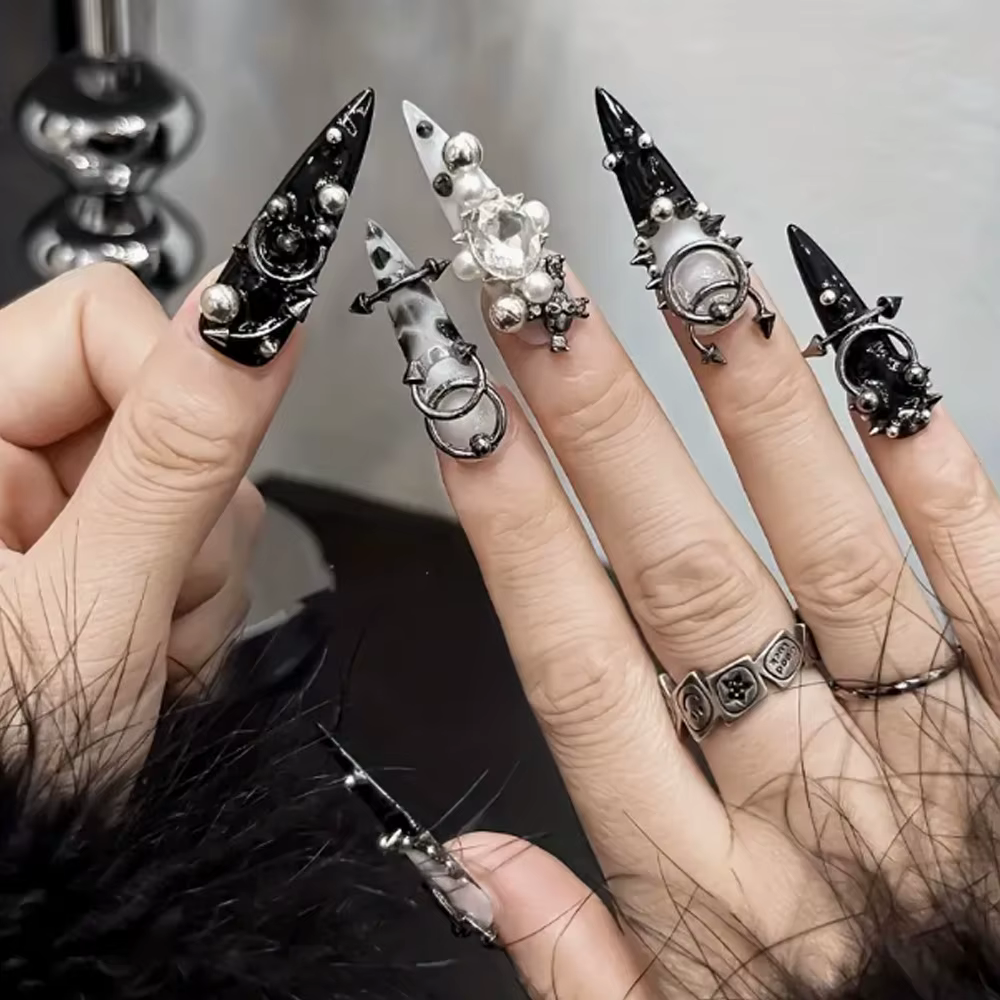 Rivets d'art d'ongle en métal punk-décorations d'ongles gothiques fendues