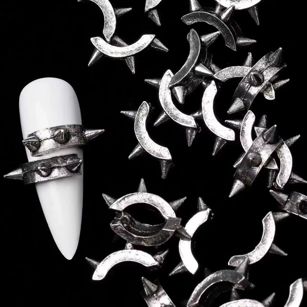 30 pièces nouveau foncé et Cool Y2K Punk Style métal lourd rétro Rivet alliage Nail Art accessoires avec breloque Design artistique