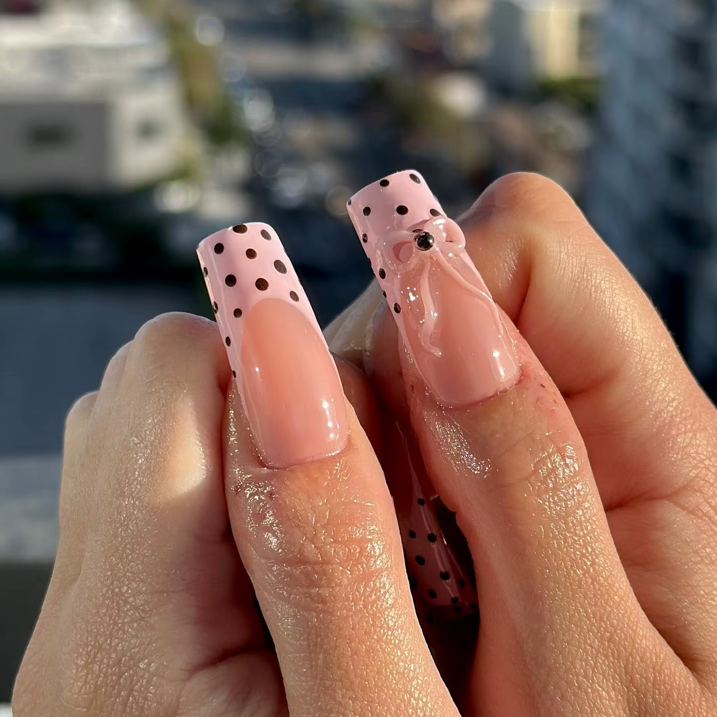 Faux ongles à pois roses