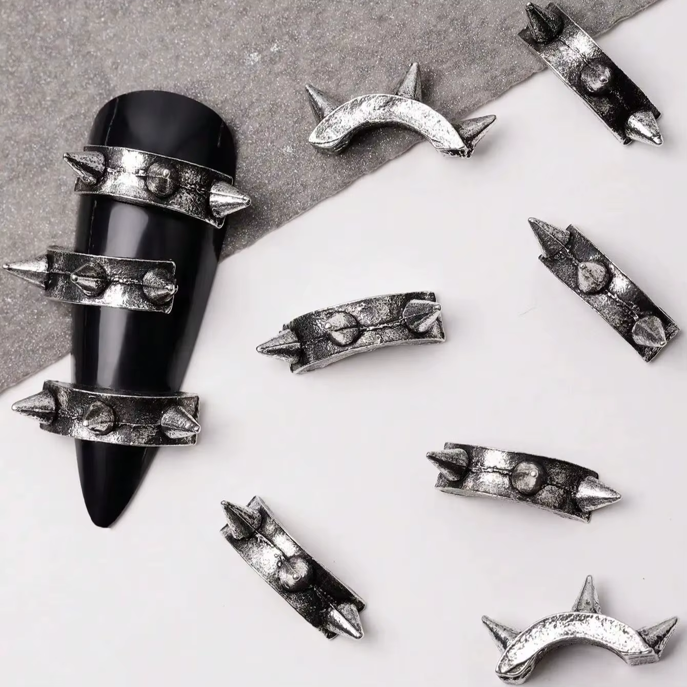 30 pièces nouveau foncé et Cool Y2K Punk Style métal lourd rétro Rivet alliage Nail Art accessoires avec breloque Design artistique