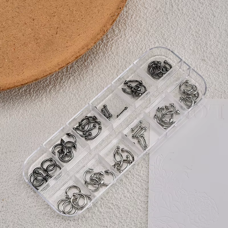 Ensemble de breloques pour ongles gothiques argentées - Décorations 3D en métal pour nail art avec croix