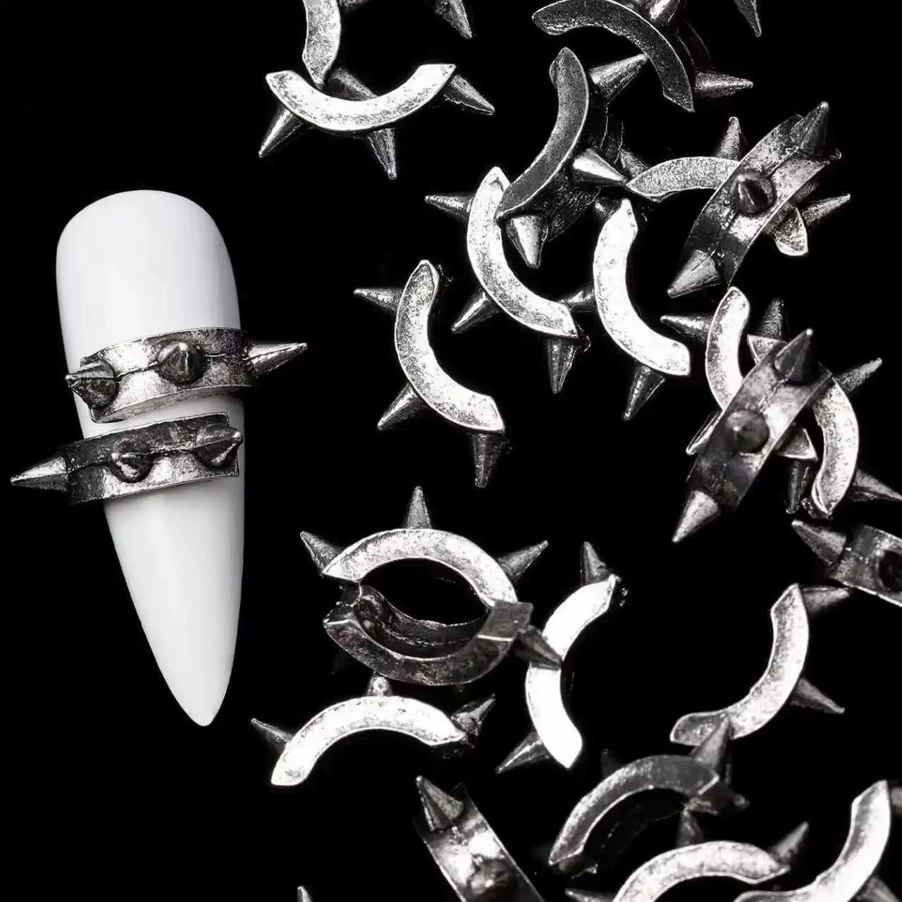 Rivets d'art d'ongle en métal punk-décorations d'ongles gothiques fendues