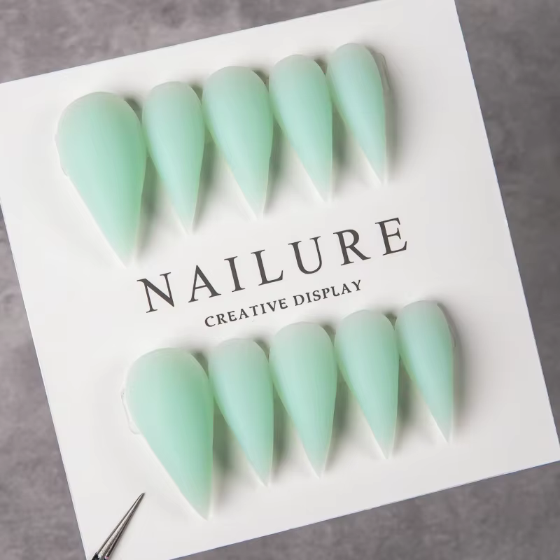 Faux ongles longs à presser