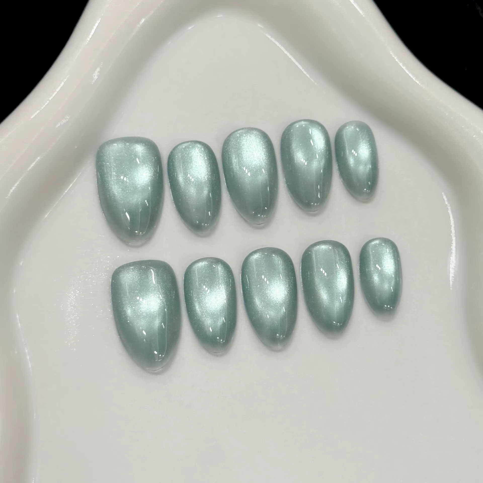 Faux ongles courts en amande œil de chat rose