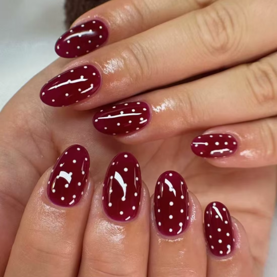 Faux ongles amande brillants à pois blancs et rose nude nacré, prêts à poser, amovibles