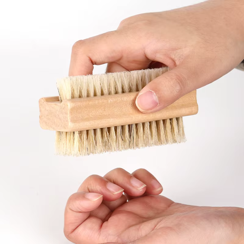 Brosse à ongles double face avec manche en bois