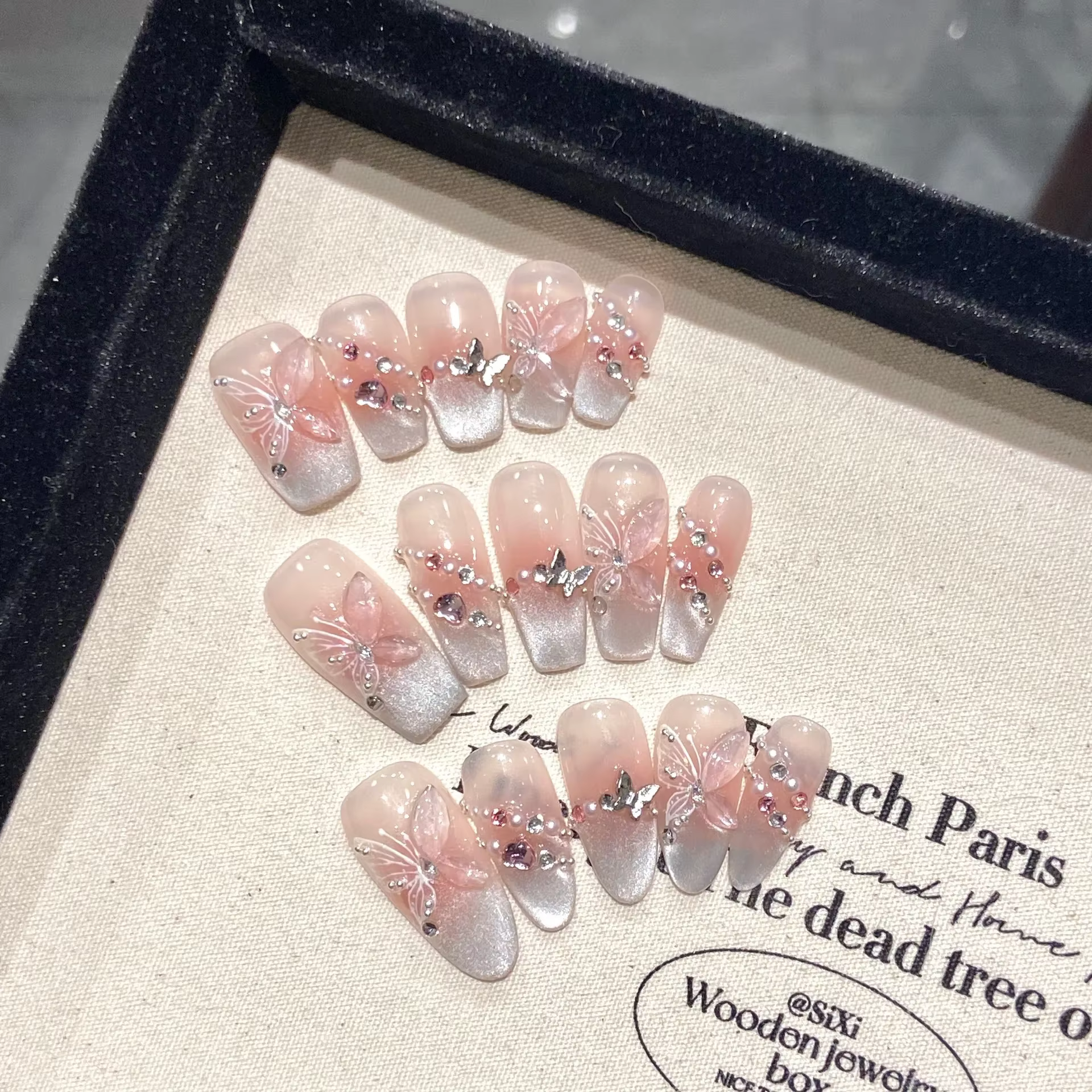 Faux ongles à paillettes faits à la main