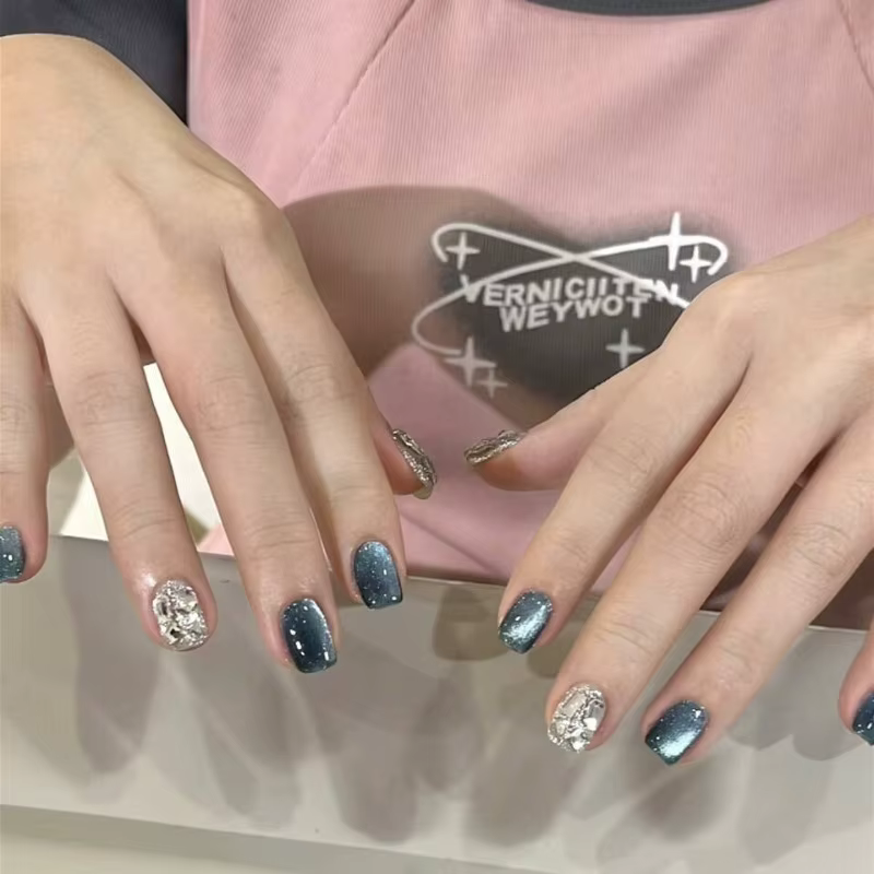 Faux ongles bleus effet œil de chat avec strass et scintillement discret