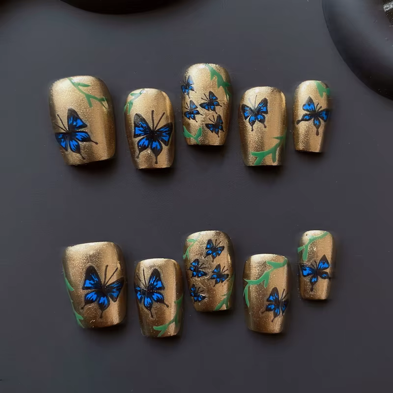 Faux ongles dorés à pression faits à la main