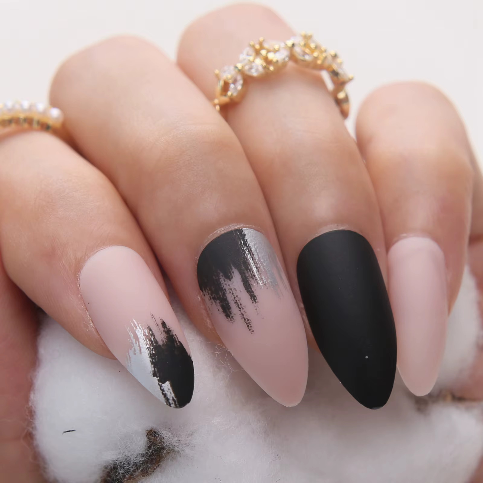 Faux ongles courts rose mat pour amande noir