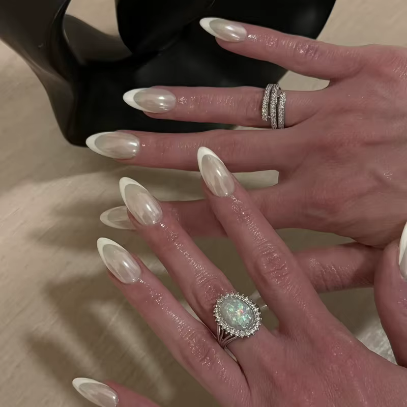 Faux ongles amande bleu nacré effet aurore brillant, style été français, prêts à poser et détachables