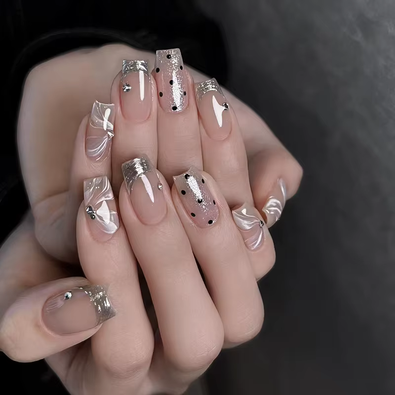 24 faux ongles argentés style français vintage