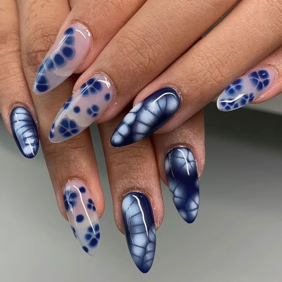 Faux ongles français roses avec colle