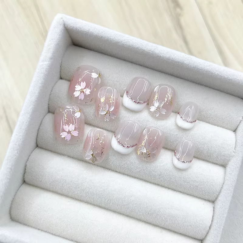 Faux ongles faits à la main