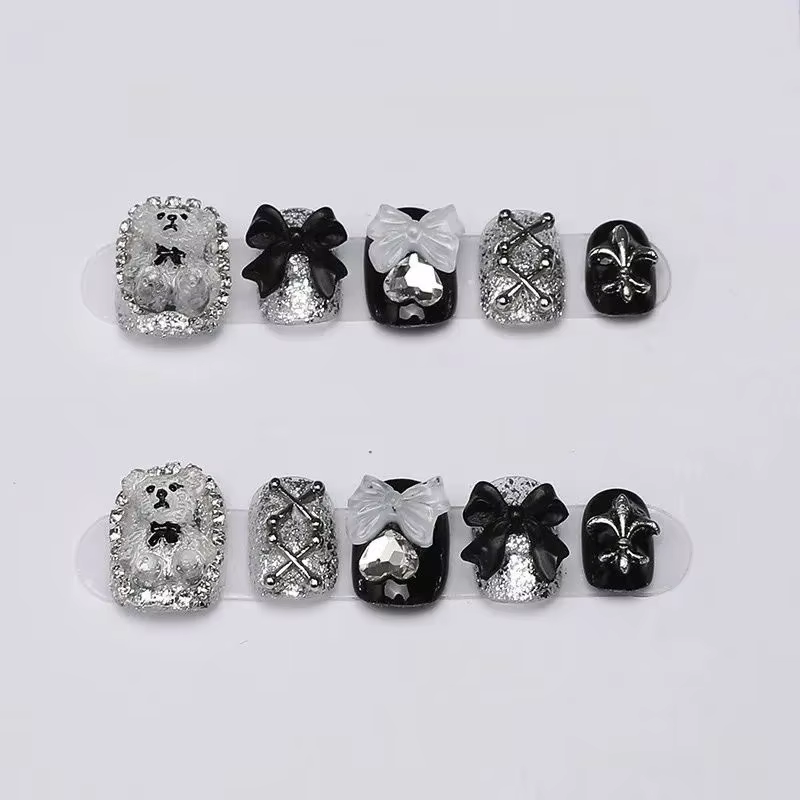 10 pièces d'ongles à pression ours et nœud faits à la main-ongles courts carrés brillants avec des motifs d'ours de dessin animé mignons pour femmes/filles