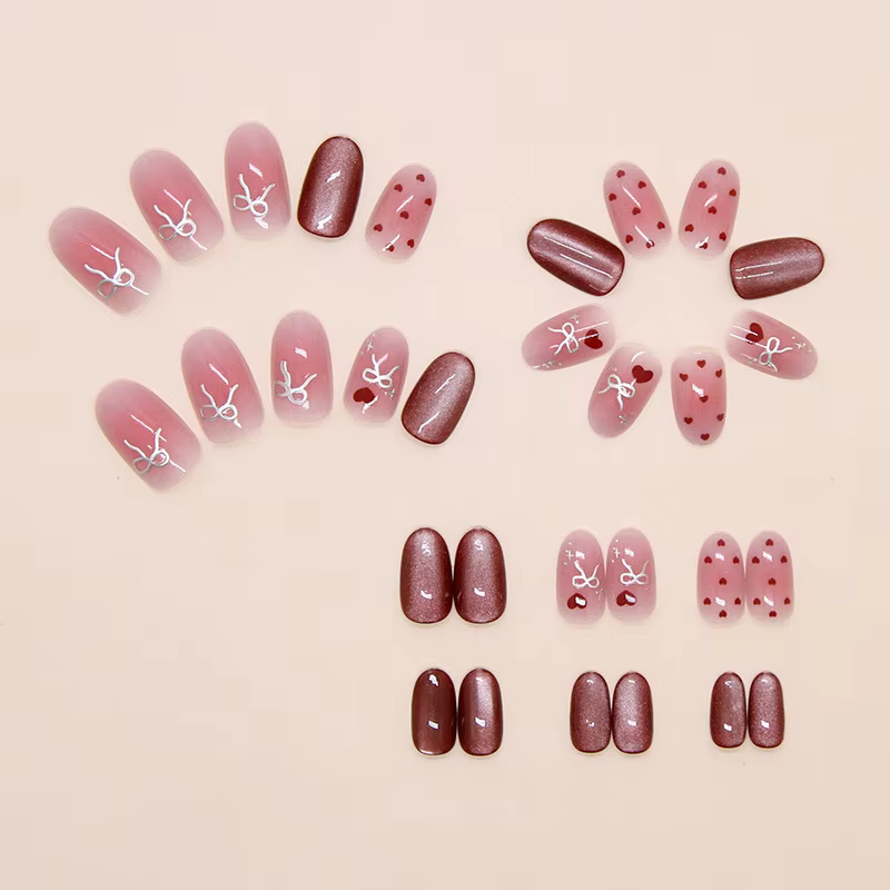 24 ongles ronds courts faits à la main. Rose transparent avec des yeux de chat brun-rougeâtre