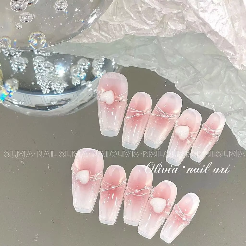 Rose Swoosh main porter ongles perle amour Blush