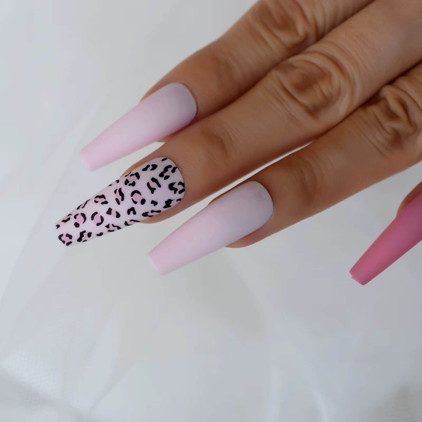 Faux ongles ballerine super longs colorés avec des motifs léopard